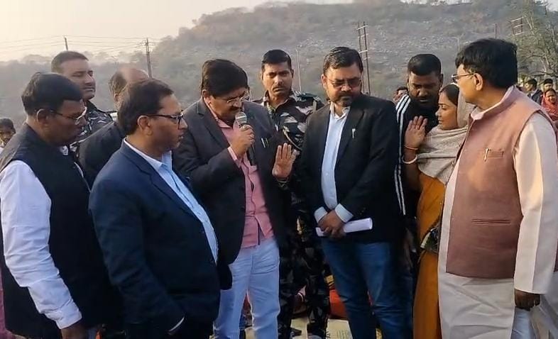 धनबादः प्रदूषण के खिलाफ ग्रामीणों का प्रदर्शन, विधायकों ने BCCL को दिया 36 घंटे का अल्टीमेटम