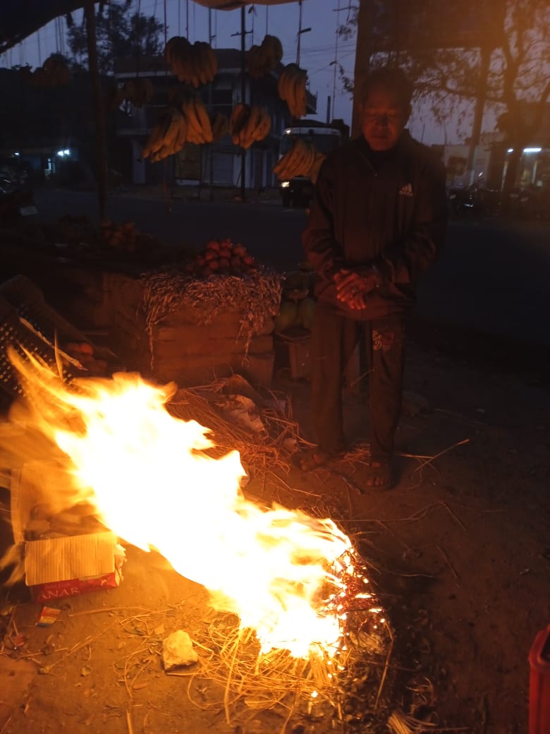 रामगढ़ः ठंड से बचाव को प्रशासन ने की अलाव की व्यवस्था