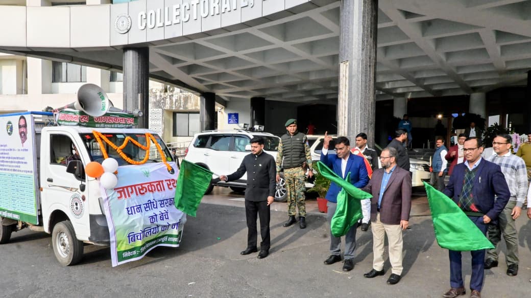 बिचौलियों से बचें किसान, पैक्सों में ही बेचें धानः धनबाद डीसी