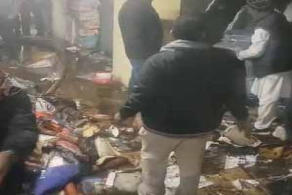 पलामूः कपड़ा दुकान में लगी आग, लाखों का नुकशान