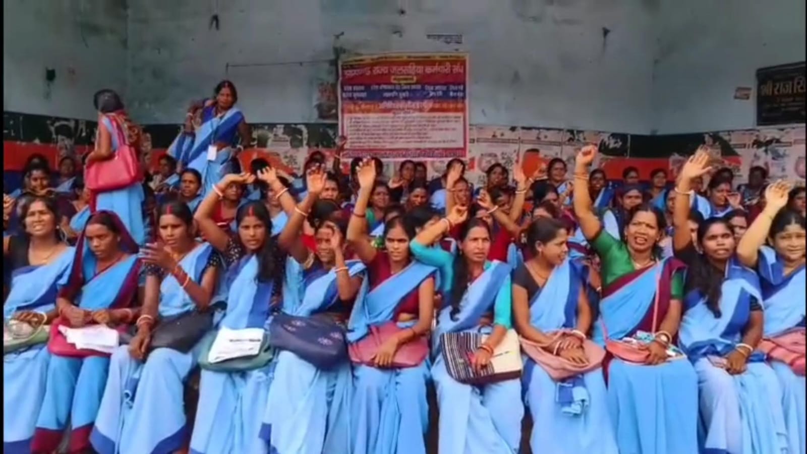 धनबादः बकाया मानदेय की मांग को लेकर जलसहियाओं का बेमियादी धरना शुरू