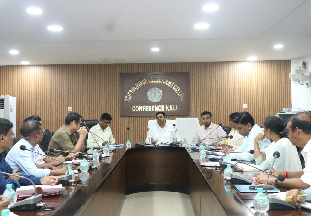 चाईबासाः डीसी ने की भू-अर्जन विभाग की समीक्षा, योजनाओं को जल्द पूरा करने का निर्देश