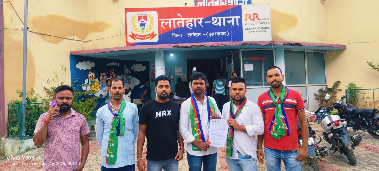 लातेहारः आजसू नेताओं ने थाना में की लिखित शिकायत