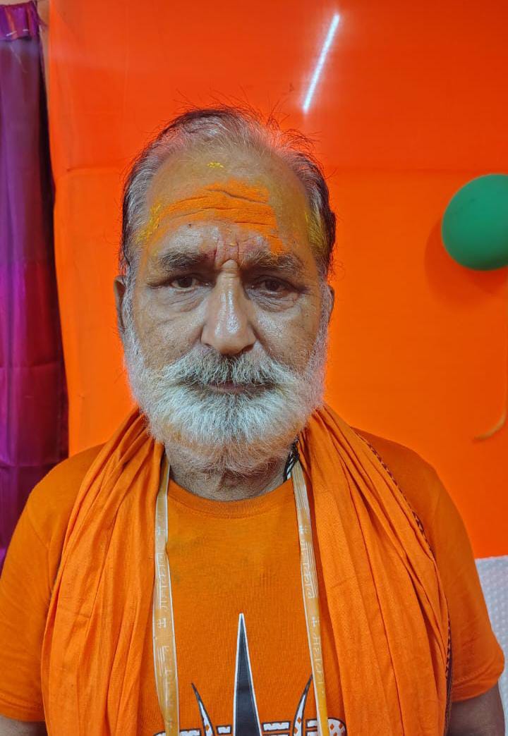 देवघरः प्रयागराज के विमल मल्होत्रा 35 वर्षों से बाबाधाम में कर रहे जलार्पण