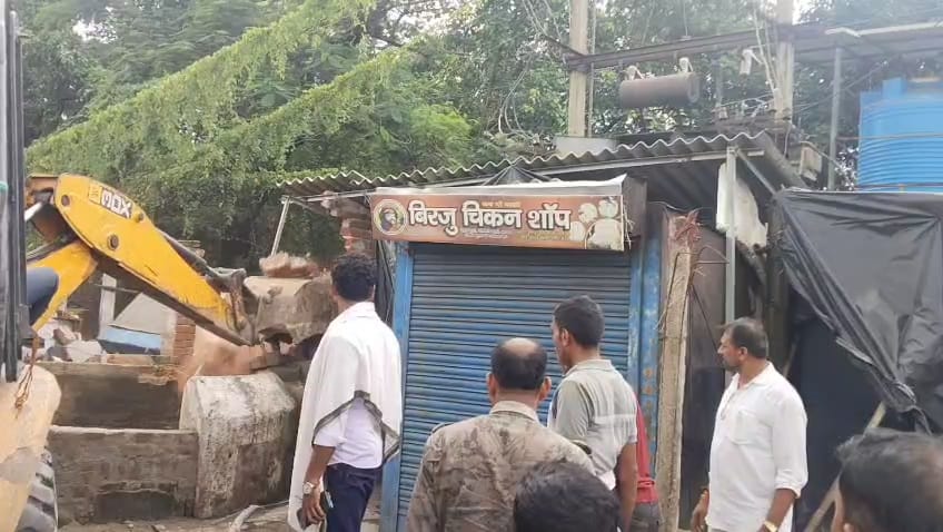 धनबादः निरसा में चला अतिक्रमण हटाओ अभियान, फुटपाथ दुकानदारों में रोष