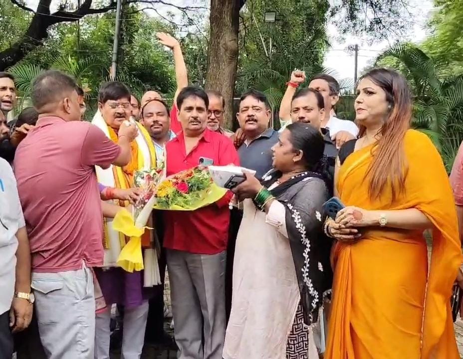 धनबादः विधायक राज सिन्हा के सचेतक बनने पर कार्यकर्ताओं ने मनाया जश्न