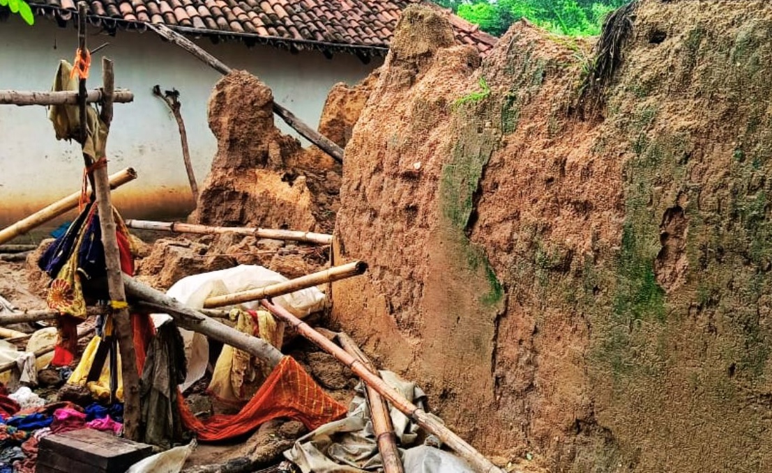 जमशेदपुरः बारिश से मिट्टी का घर गिरा, बेटी की दबकर मौत, मां गंभीर