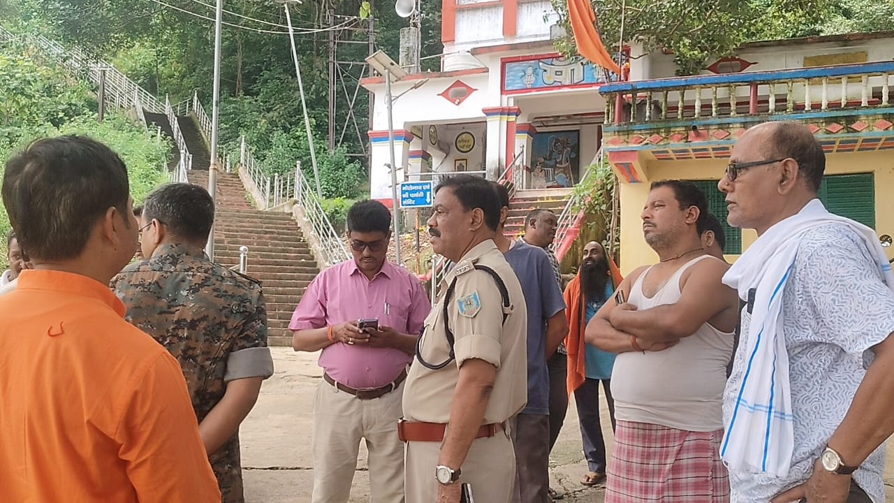 लातेहारः प्राचीन पहाड़ी मंदिर में चोरी, हनुमानजी की चांदी की आंख ले गए चोर