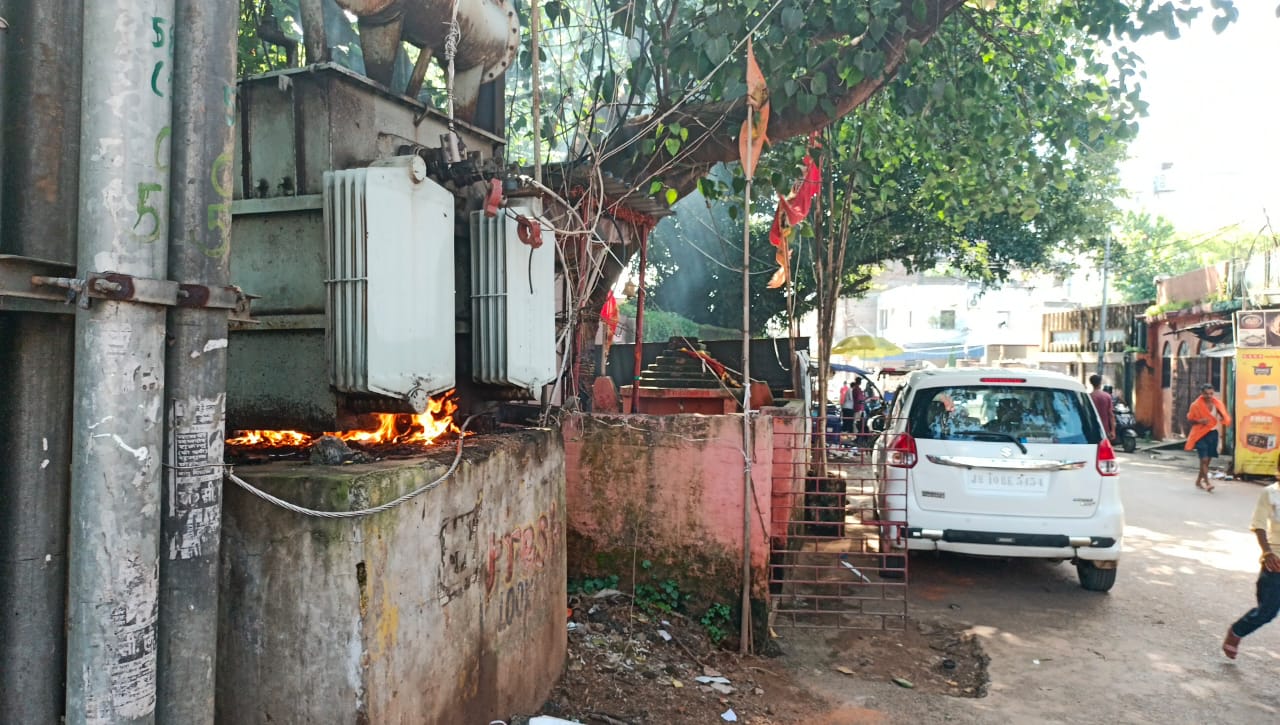 देवघरः श्यामगंज सब्जी मंडी के पास ट्रांसफार्मर में लगी आग, अफरा-तफरी