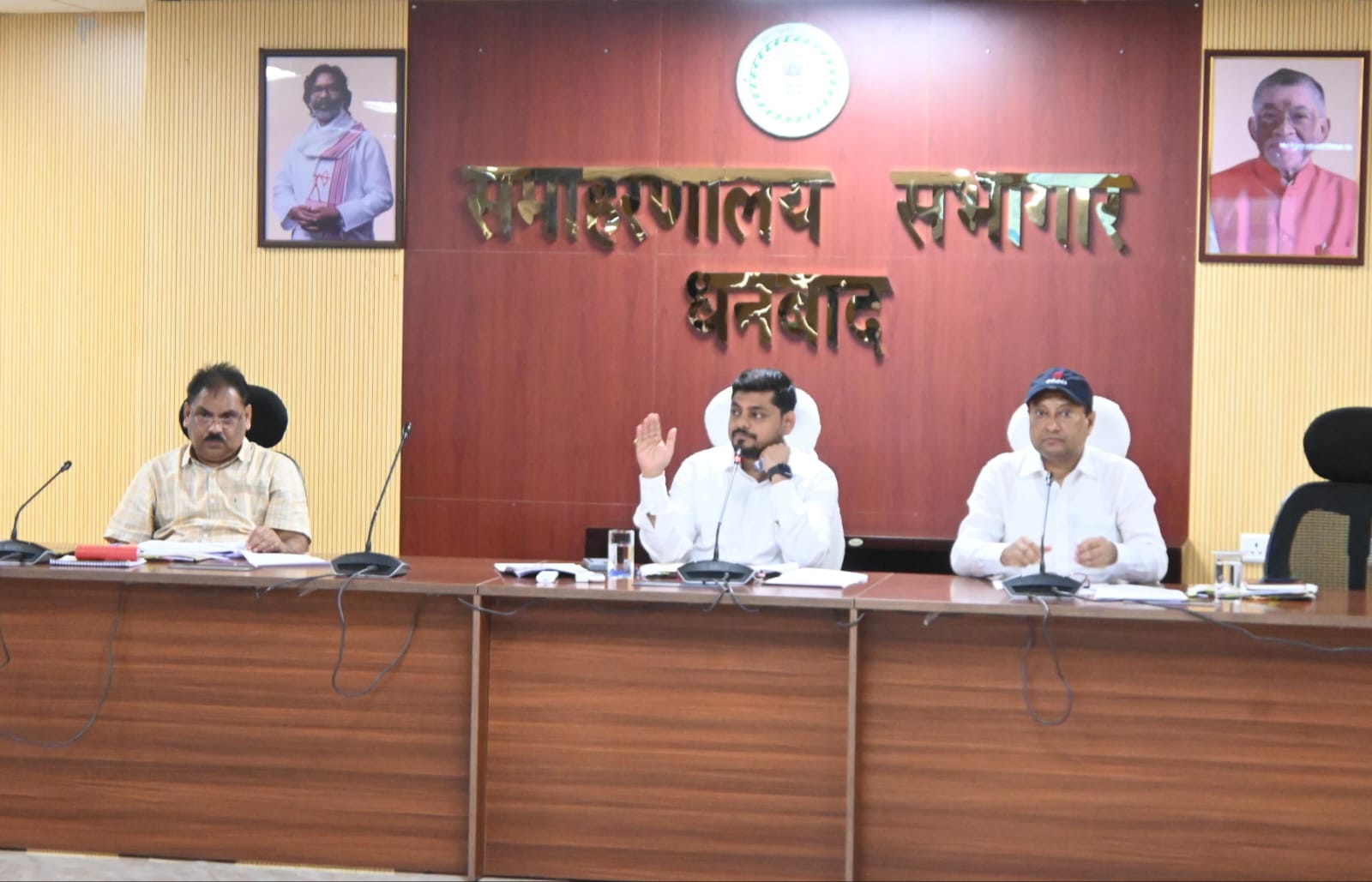 हर प्रखंड में बनेगा मनरेगा पार्क, आंगनबाड़ी केंद्रों के लिए चिह्नित होगी जमीनः धनबाद डीसी