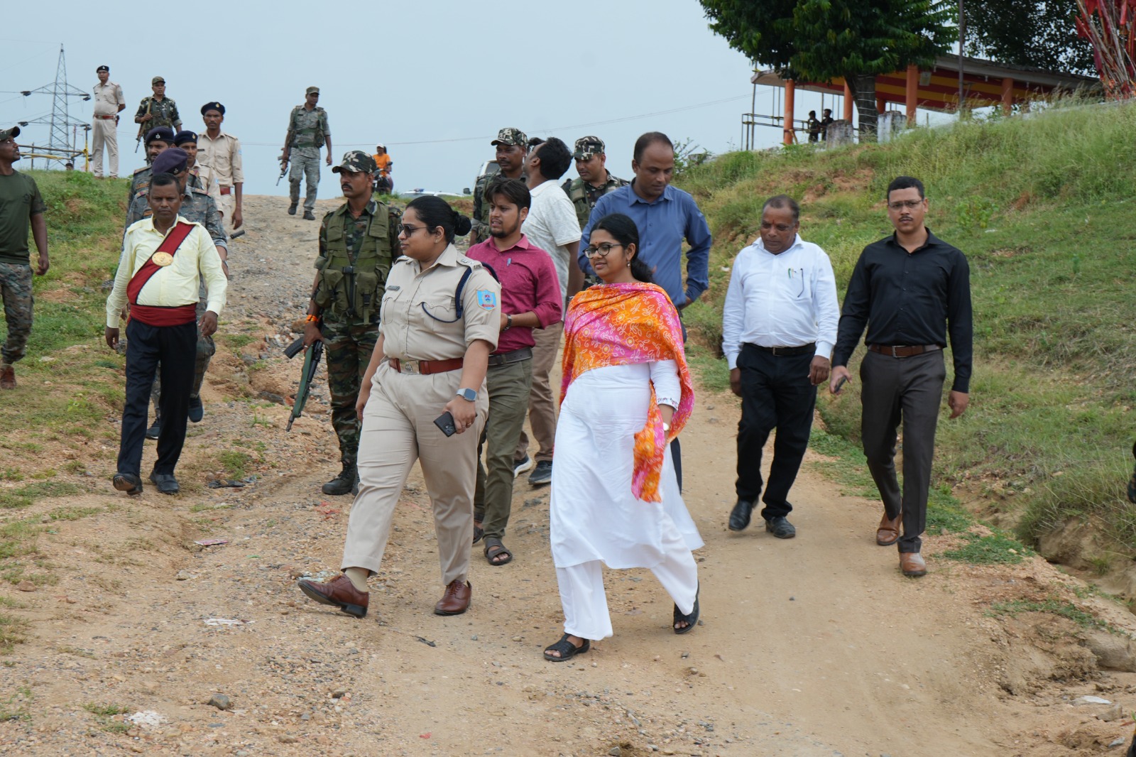 पलामूः डीसी-एसपी ने पंडालों का किया निरीक्षण, पूजा समितियों को दिए निर्देश