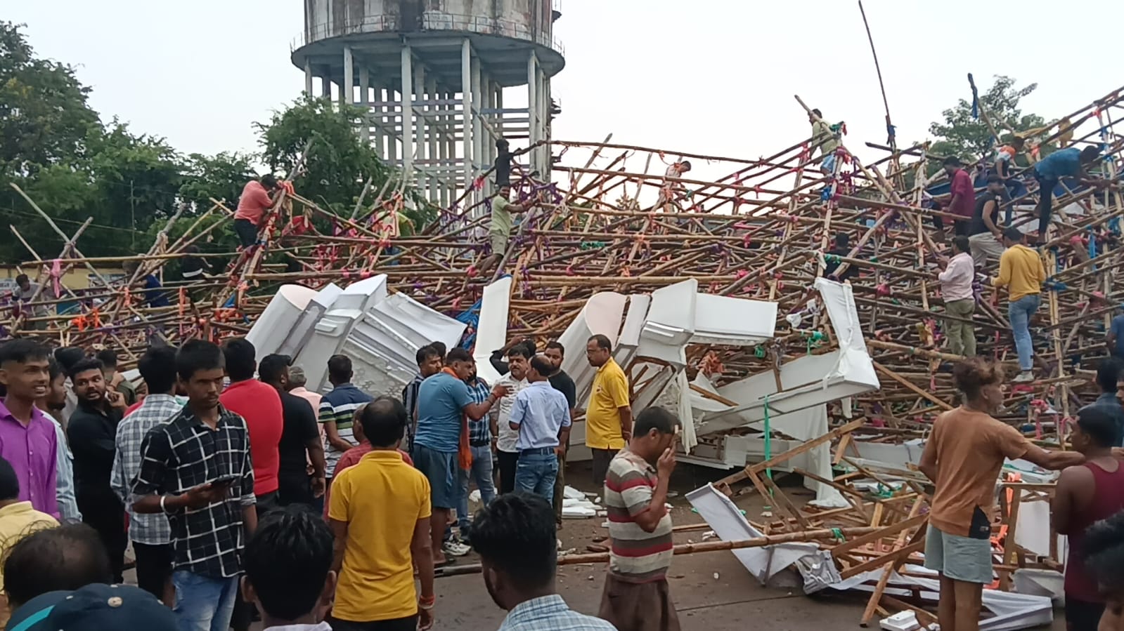धनबादः  बारिश से भूली में पूजा पंडाल गिरा, मटकुरिया-सरायढेला में लाइट गेट धराशायी