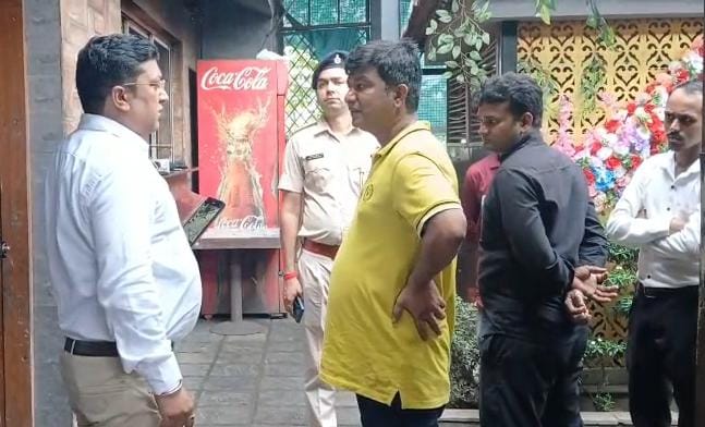 धनबादः बिना लाइसेंस चल रहा था कार्निवल रेस्टोरेंट, फूड सेफ्टी विभाग ने किया सील, हुक्का जार जब्त