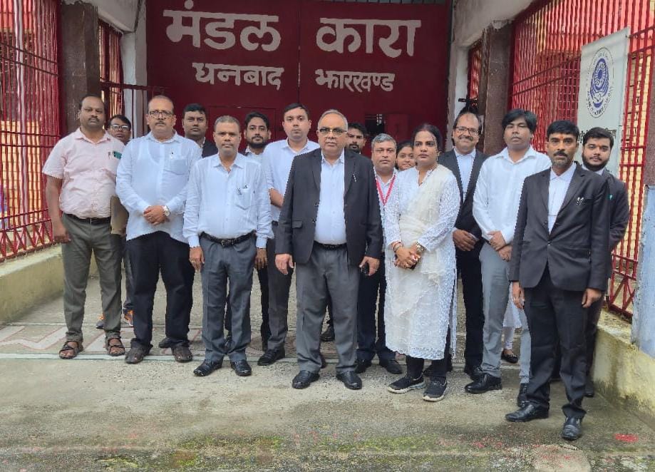 धनबादः प्रधान जिला जज ने किया जेल का औचक निरीक्षण, बंदियों की सुविधाओं पर दिए निर्देश