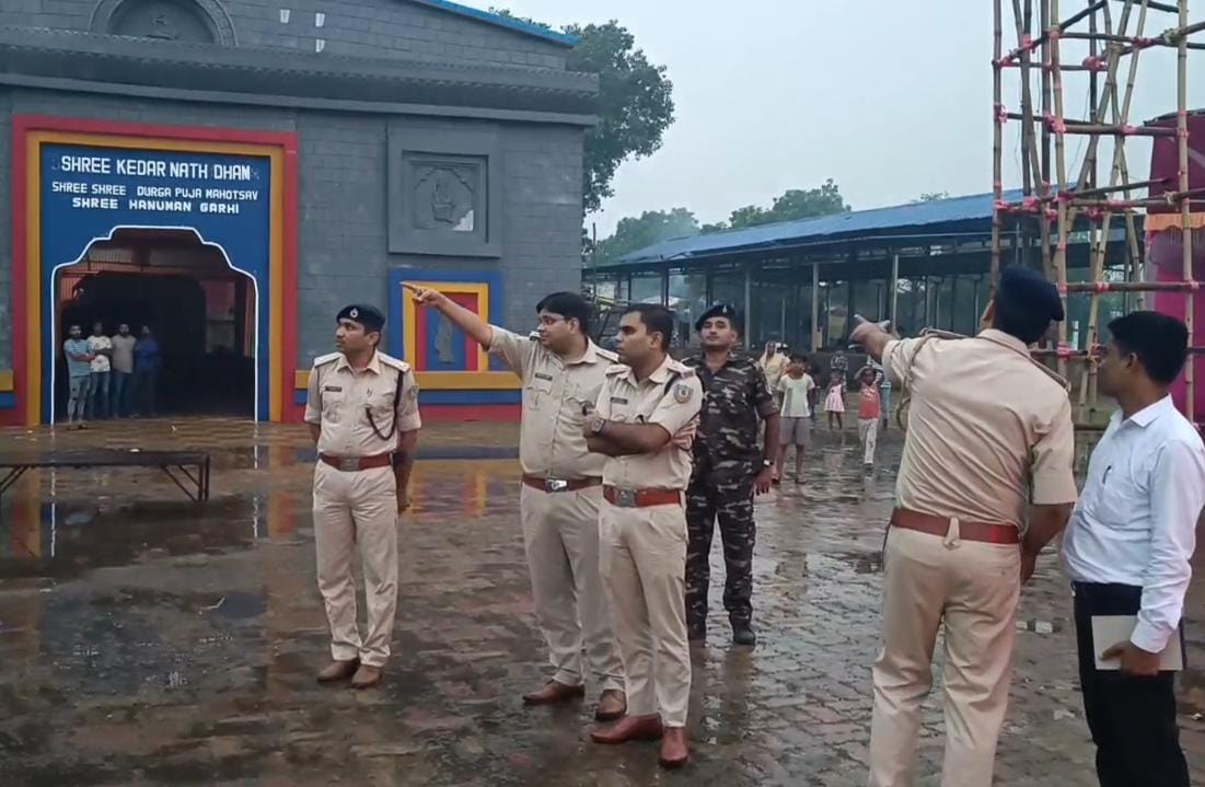 धनबादः दुर्गा पूजा पर प्रशासन अलर्ट, सिटी एसपी ने झरिया के पंडालों का किया निरीक्षण