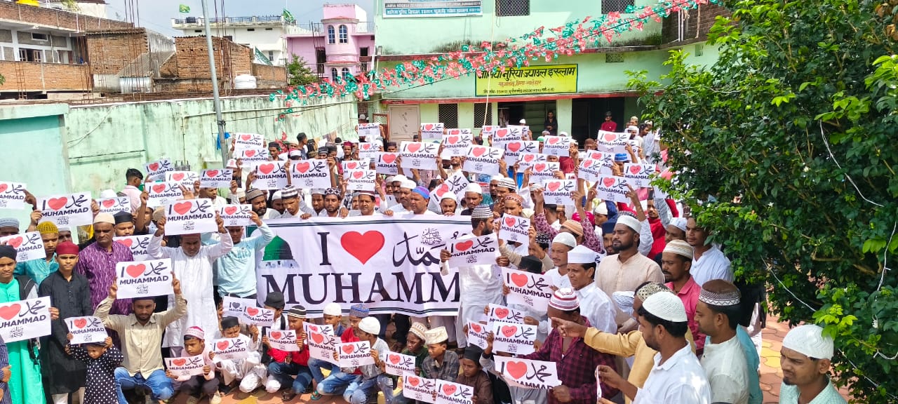 लातेहारः मुसलमानों ने महुआडांड़ प्रखंड मुख्यालय पर किया प्रदर्शन