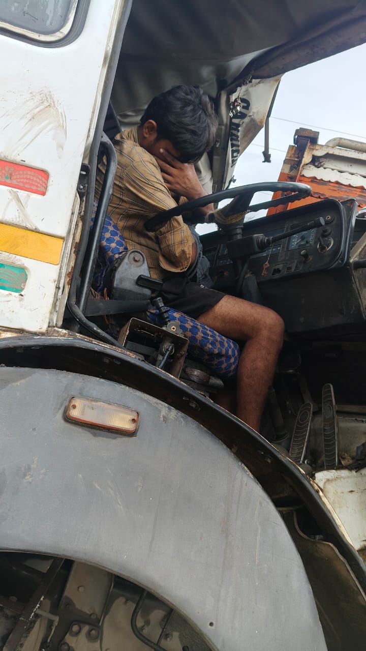 बहरागोड़ाः खाली गैस टैंकर ने ट्रक में मारी टक्कर, बची चालक की जान