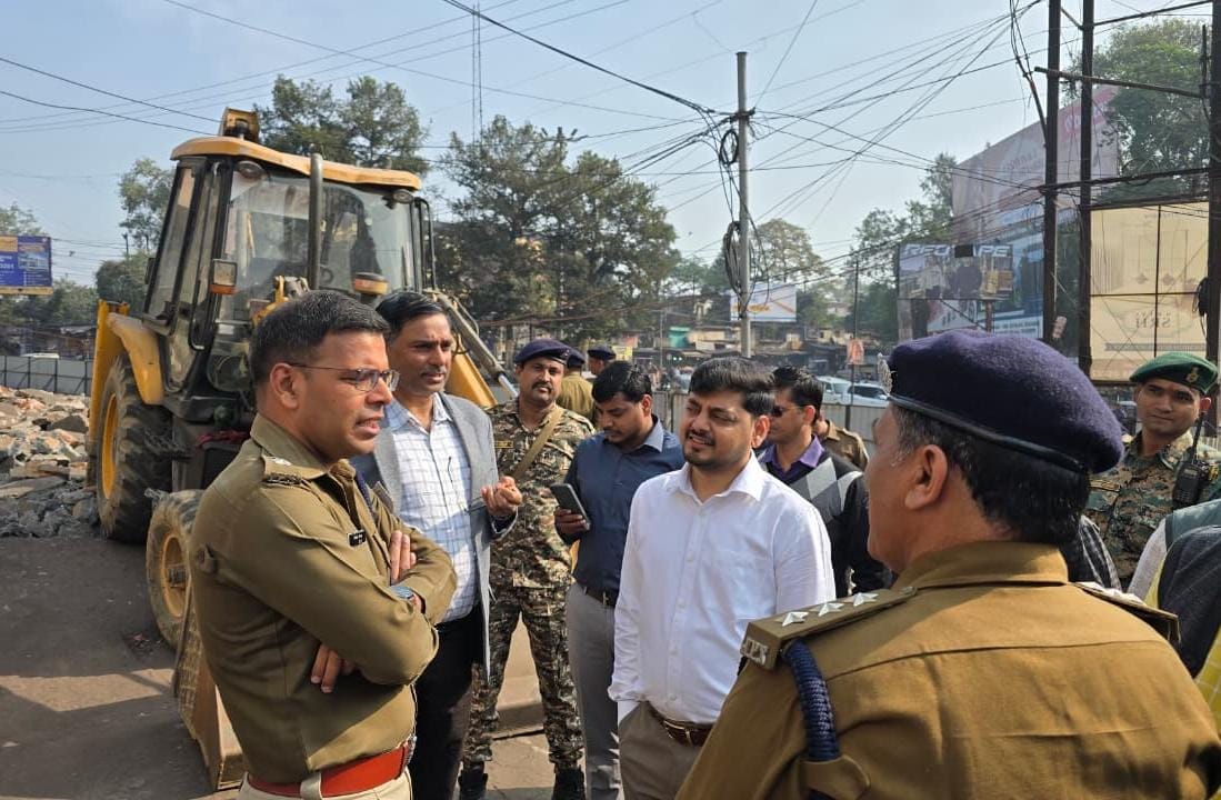 धनबादः गया पुल के समानांतर बनेगा नया अंडरपास, DC-SSP ने किया निरीक्षण