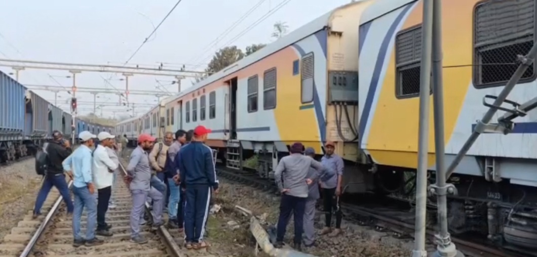 दुमकाः जसीडीह पैसेंजर ट्रेन की दो बोगियां पटरी से उतरीं, बड़ा हादसा टला