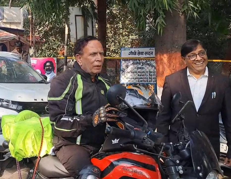 उम्र 69 साल, 9 दिनों में बाइक से बेंगलुरु से धनबाद पहुंचे विजय पंचोली