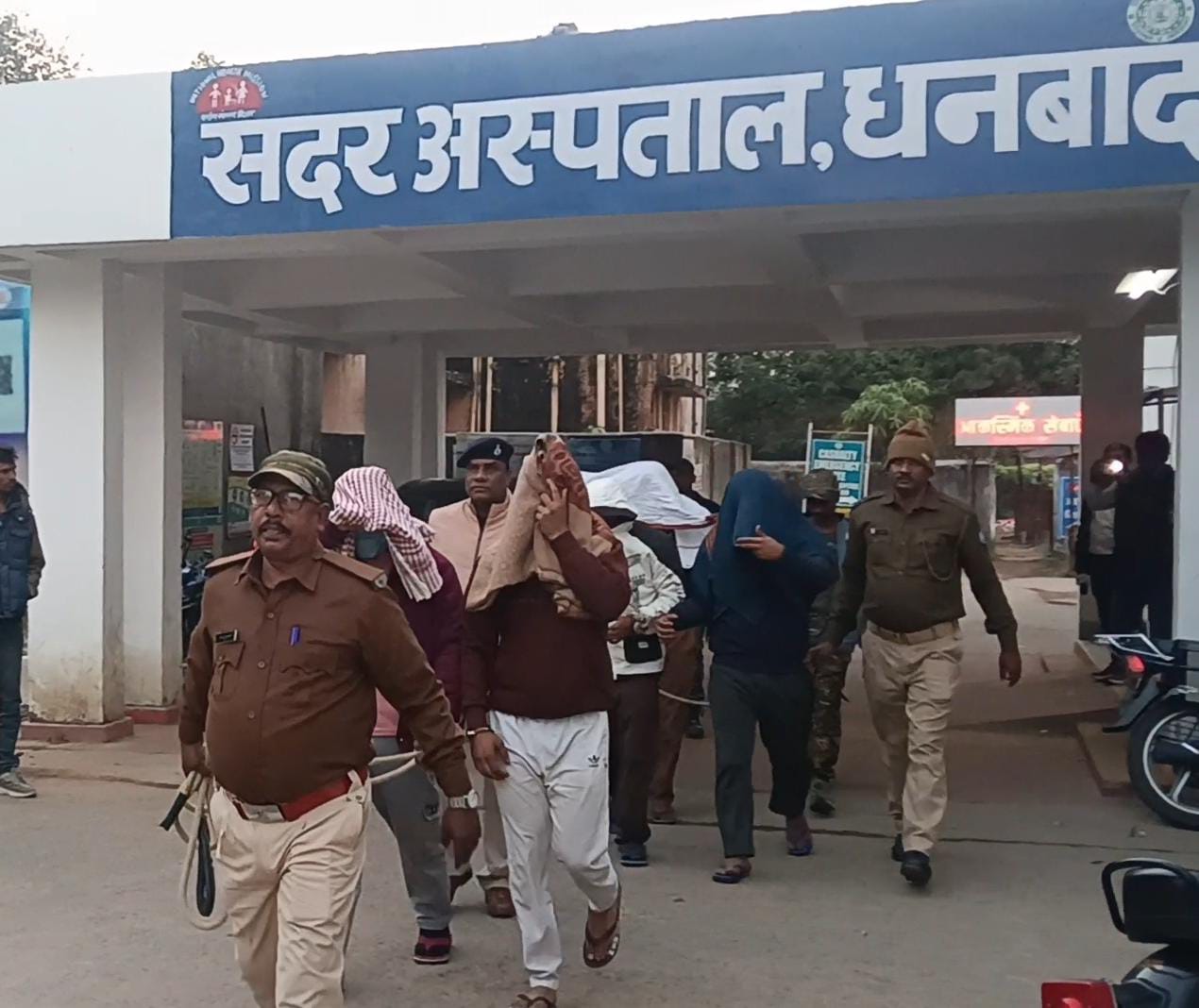 धनबादः हरिहरपुर में ऑनलाइन गेमिंग ठग गिरोह का भंडाफोड़, छह गिरफ्तार