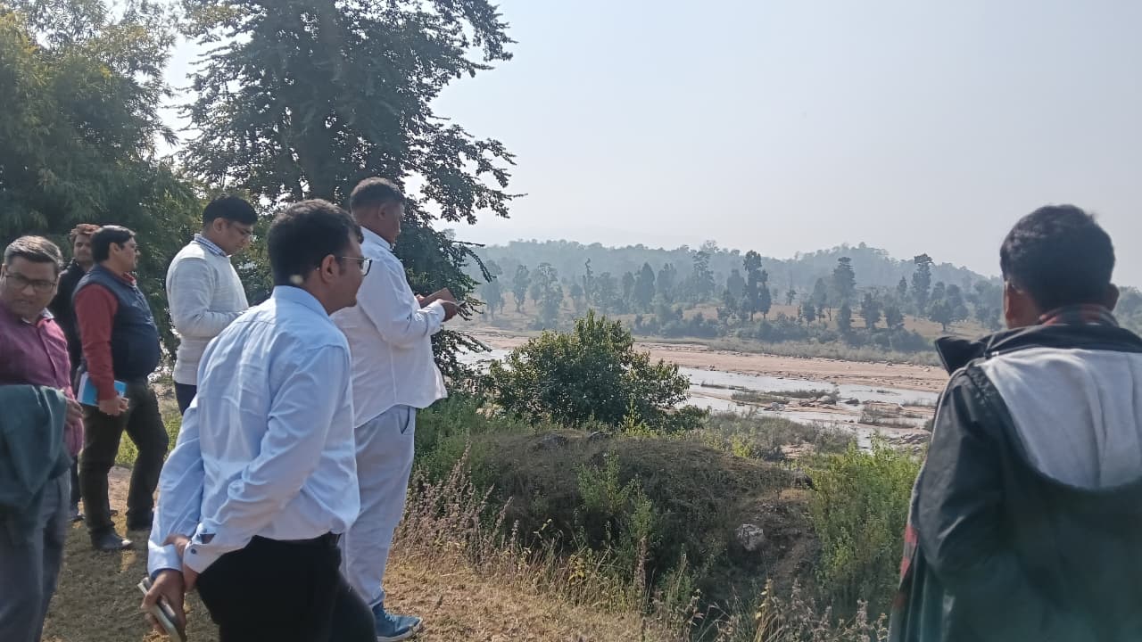 लातेहारः डीसी ने पुल निर्माण का किया निरीक्षण, कहा- अनियमितता पर होगी कार्रवाई