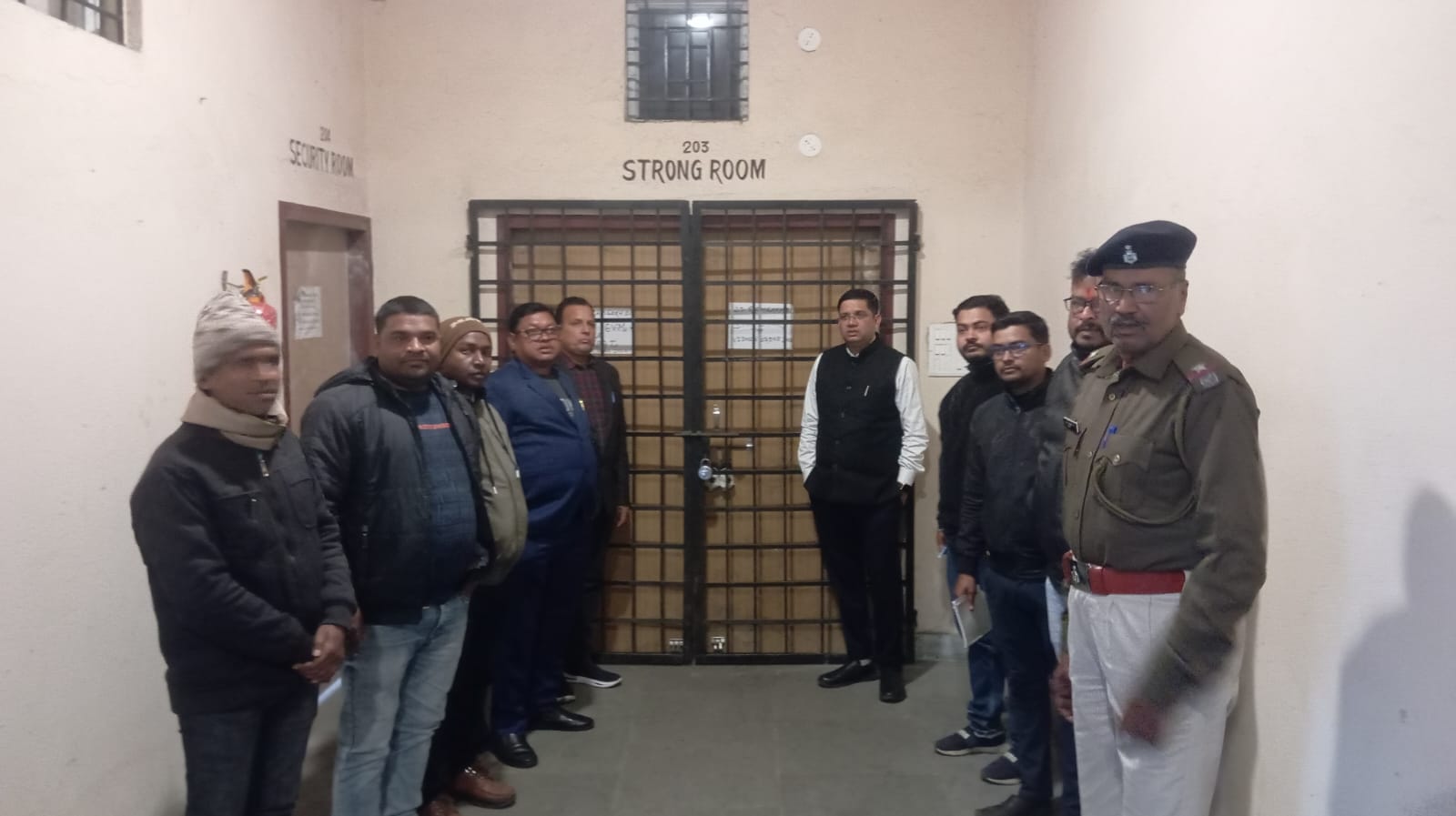 रामगढ़ः उप निर्वाचन पदाधिकारी ने ईवीएम वेयरहाउस का किया निरीक्षण