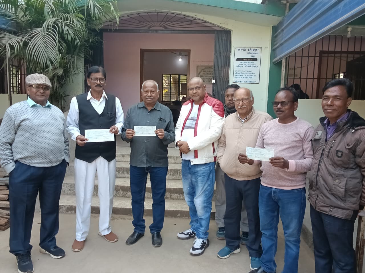 स्टेट बार काउंसिल ने चाईबासा के 3 अधिवक्ताओं को सौंपी मेडिक्लेम की राशि