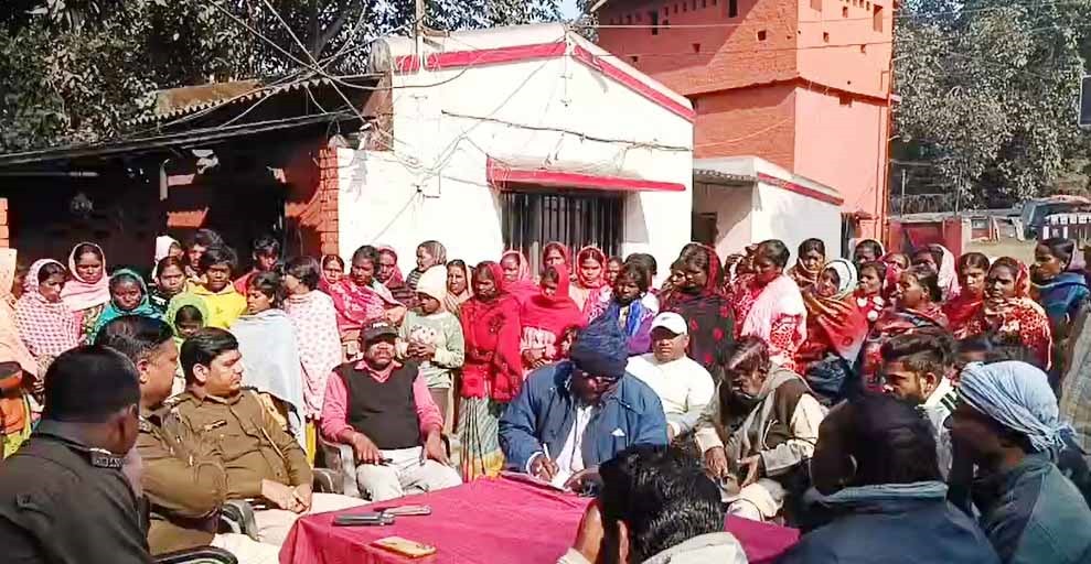 रामगढ़ः वाहन के धक्के से मजदूर की मौत, मुआवजा के लिए परिजनों व ग्रामीणों का धरना