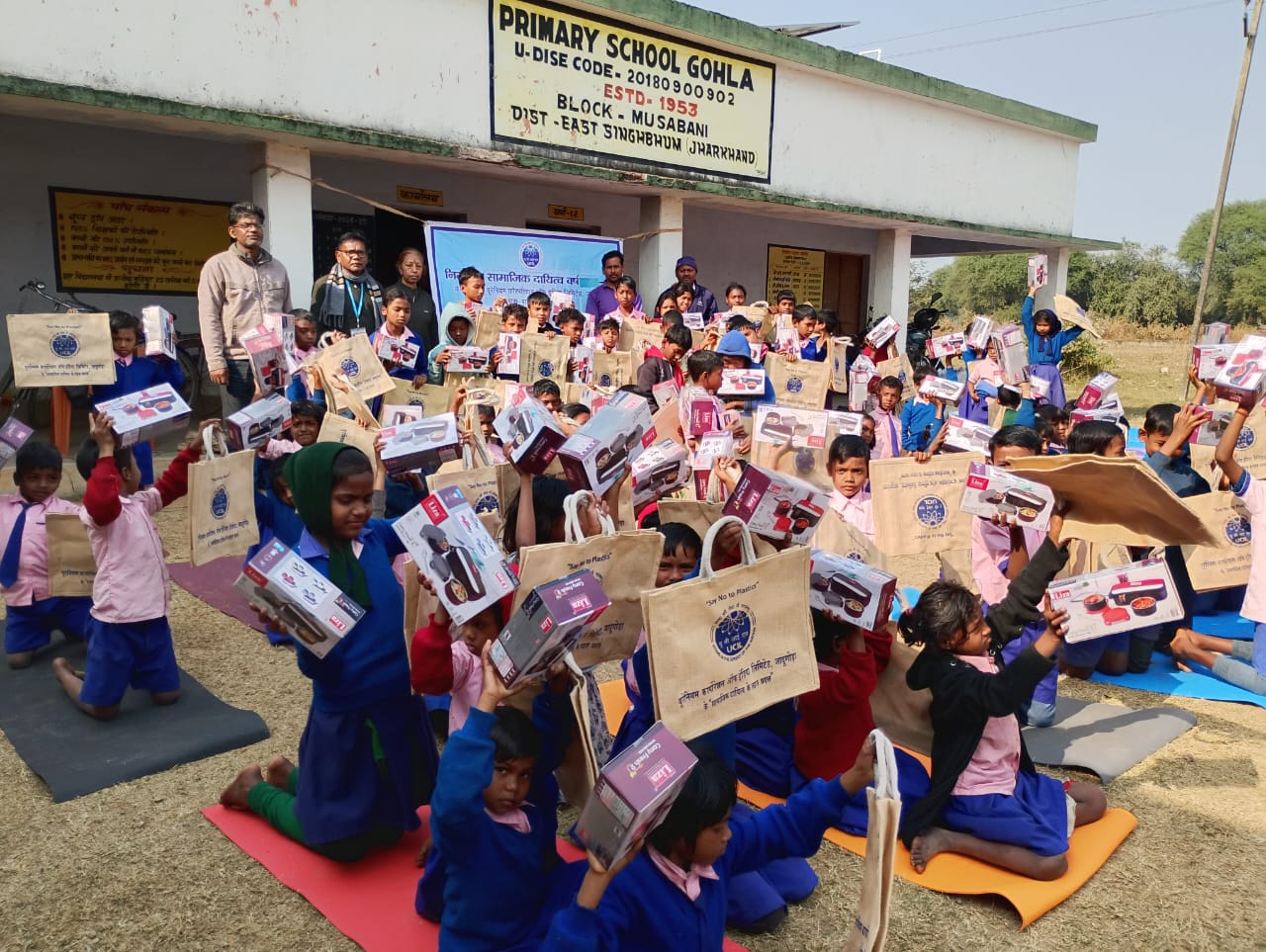 जादूगोड़ाः यूसिल ने 3 स्कूलों के बच्चों को बांटी स्टील की बोतलें व योगा मैट