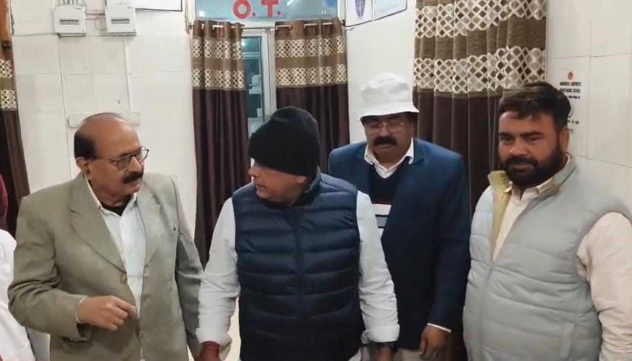 देवघरः स्वास्थ्य मंत्री ने सदर अस्पताल का किया निरीक्षण, कमियां देख अधिकारियों को लगाई फटकार