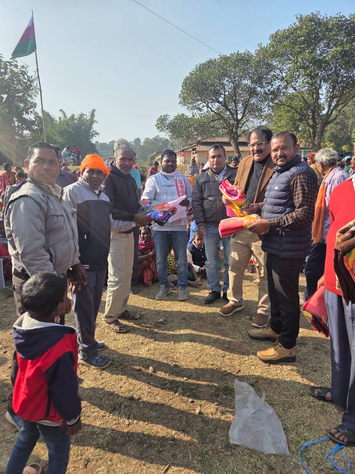 रांचीः अर्चना ड्रीम फाउंडेशन ने अनगड़ा में 100 ग्रामीणों को बांटे कंबल, बच्चों को स्वेटर व टोपी