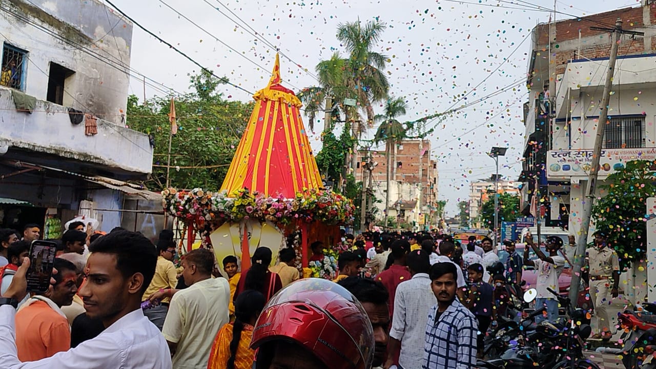गिरिडीह: भाई-बहन के साथ रथ पर निकले भगवान जगन्नाथ, दर्शन को उमड़े श्रद्धालु