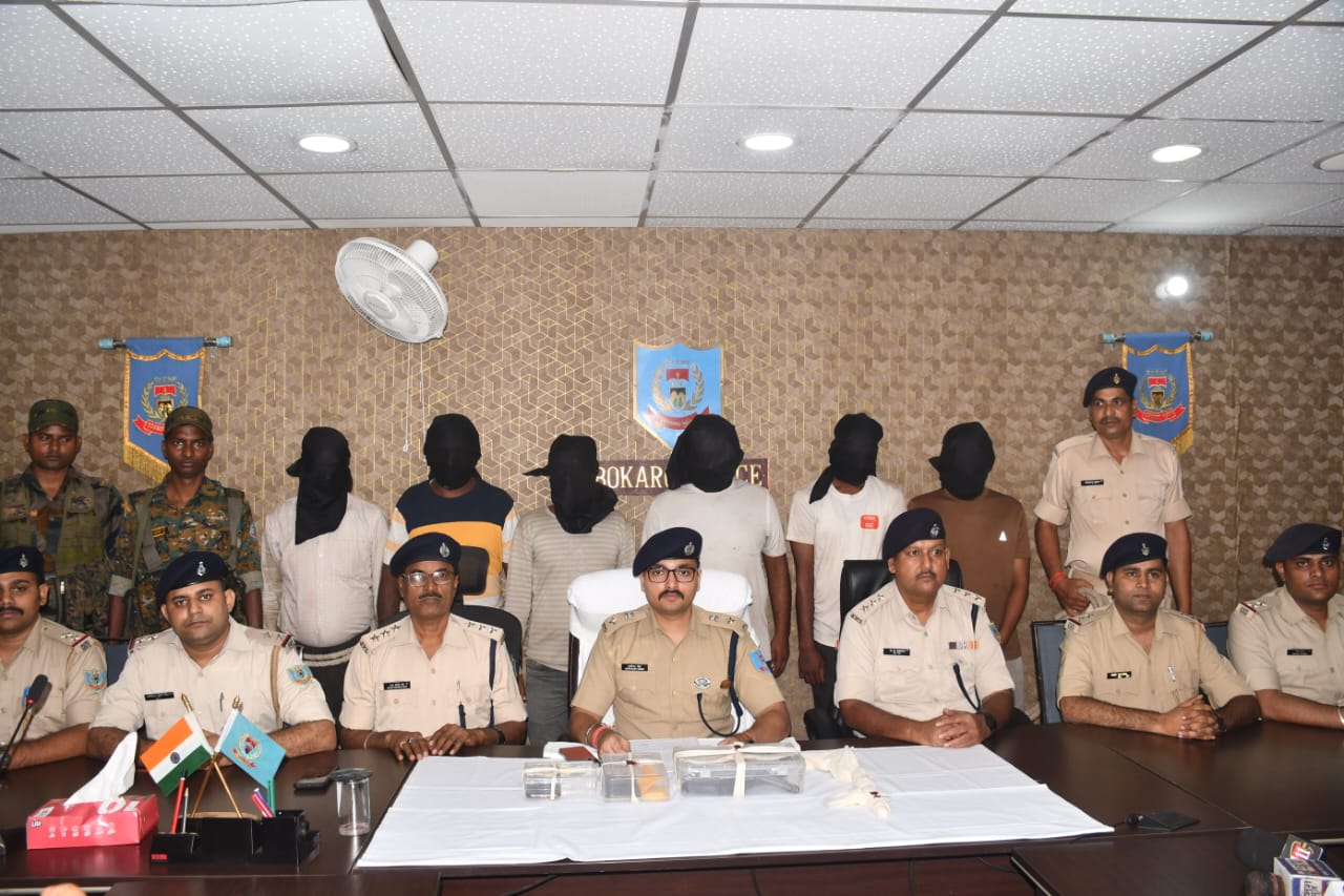 बोकारो: पुलिस ने डकैती कांड का किया खुलासा, 6 गिरफ्तार, हथियार व जेवरात बरामद