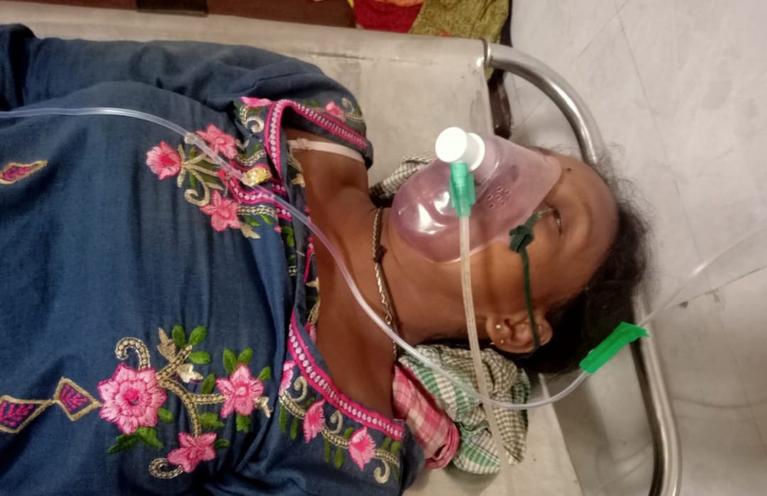 चाईबासा : मिट्टी की दीवार गिरने से महिला की मौत, बहन जख्मी