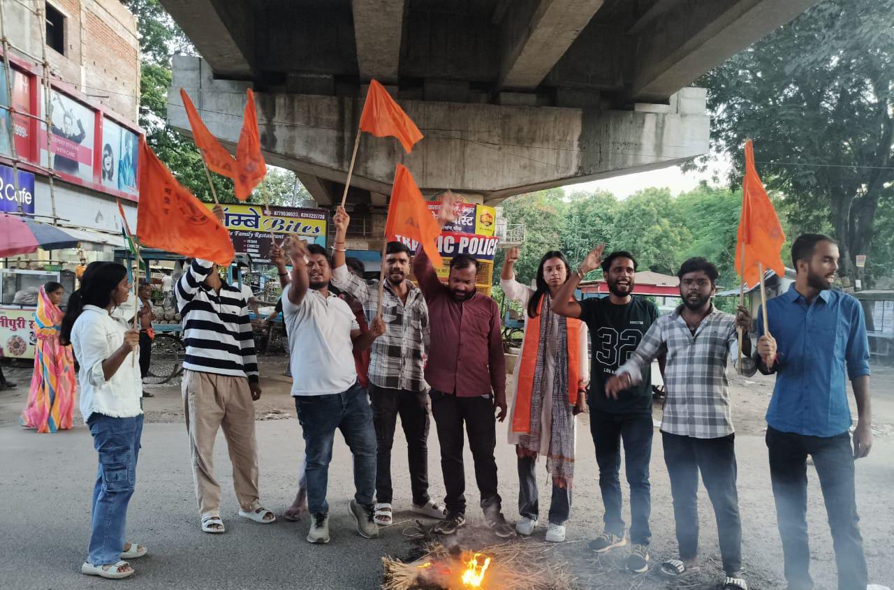 देवघरः राज्य विश्वविद्यालय विधेयक  के खिलाफ अभाविप का प्रदर्शन, सीएम का पुतला फूंका