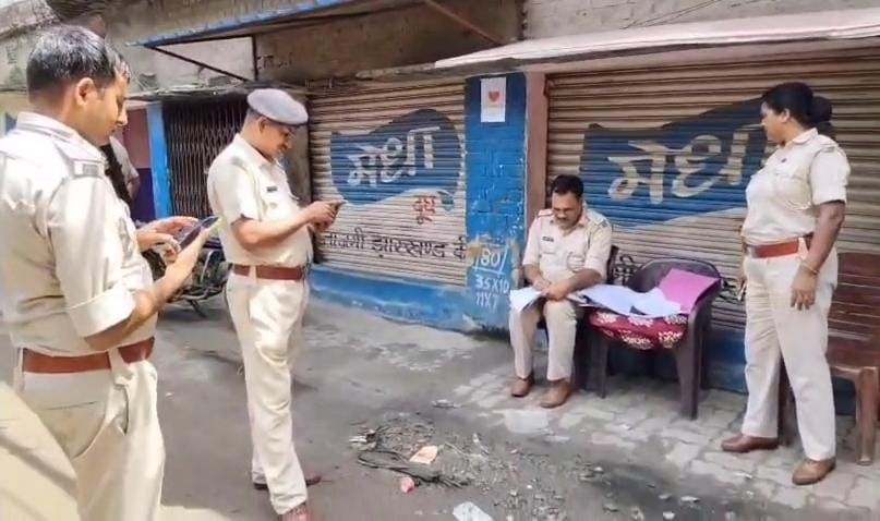 धनबादः प्रिंस खान के गुर्गे ‘अंडा’ पर पुलिस का शिकंजा, वासेपुर में घर की कुर्की-जब्ती