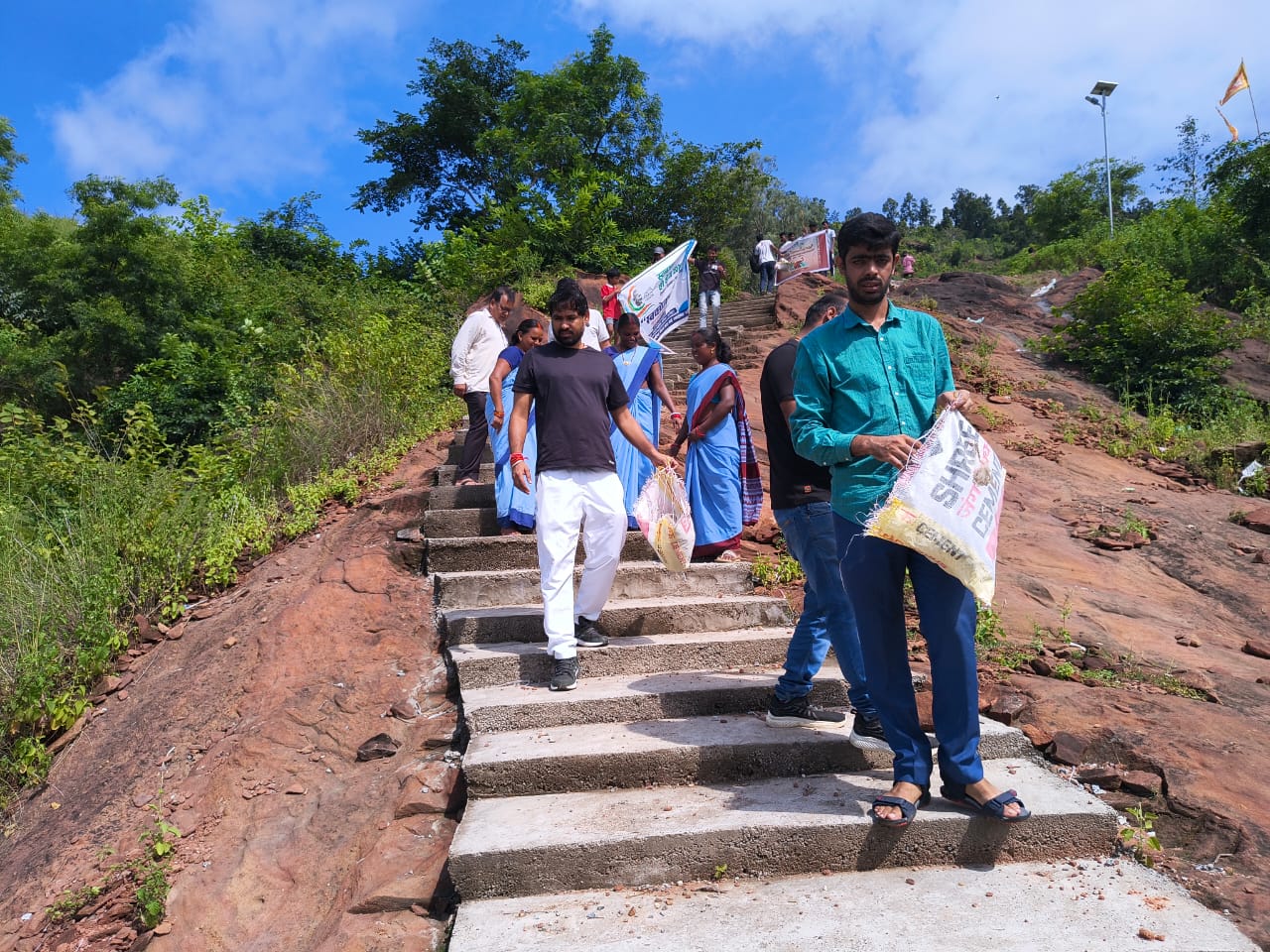 लातेहारः विश्व पर्यटन दिवस पर तापा पहाड़ क्षेत्र में रन फॉर नेचर व स्वच्छता अभियान