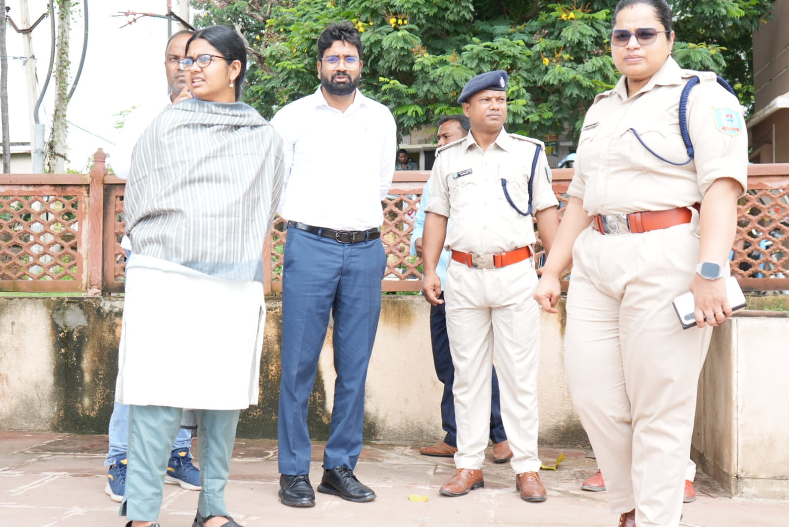 पलामूः डीसी-एसपी ने मुख्य पूजा पंडालों का किया निरीक्षण, पूजा समितियों को हिदायत
