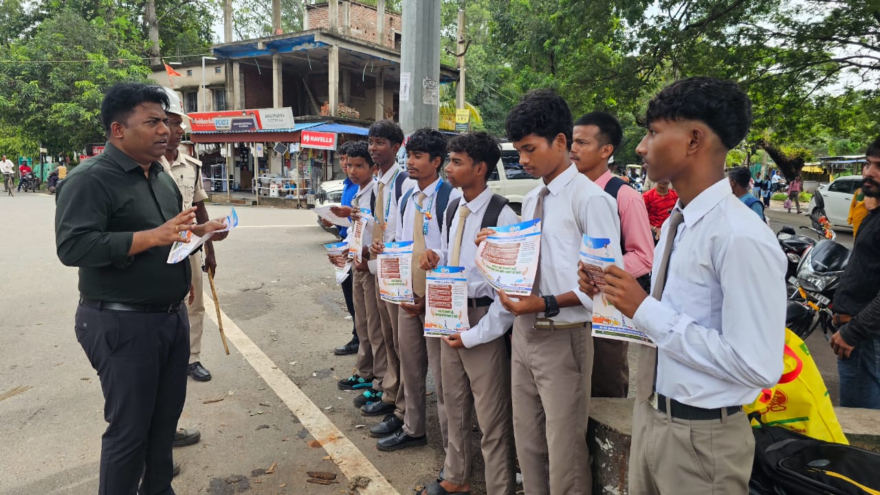 चाईबासाः डीटीओ ने तांबो चौक पर चलाया सड़क सुरक्षा जागरूकता अभियान