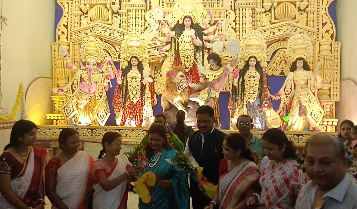 धनबादः मंत्री सुदिव्य सोनू ने पूजा पंडाल का किया उद्घाटन, उमड़ी श्रद्धालुओं की भीड़