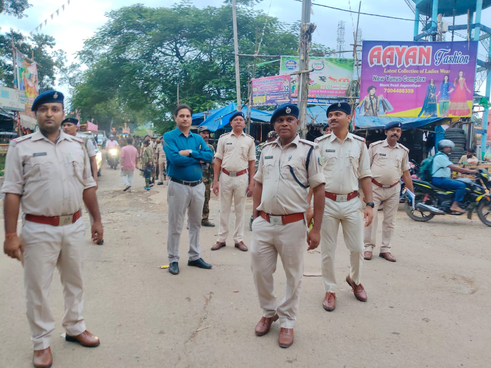 चाईबासाः  दुर्गा पूजा को लेकर जगन्नाथपुर में पुलिस का फ्लैग मार्च
