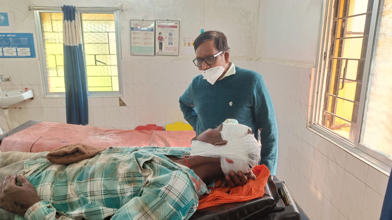 बहरागोड़ा में दो बाइक के बीच सीधी टक्कर, 2 लोग गंभीर रूप से घायल