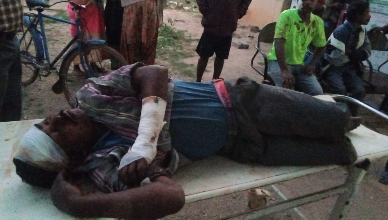 गोइलकेराः बेडाहुडरु स्कूल के पास बाइक दुर्घनाग्रस्त, तीन लोग घायल