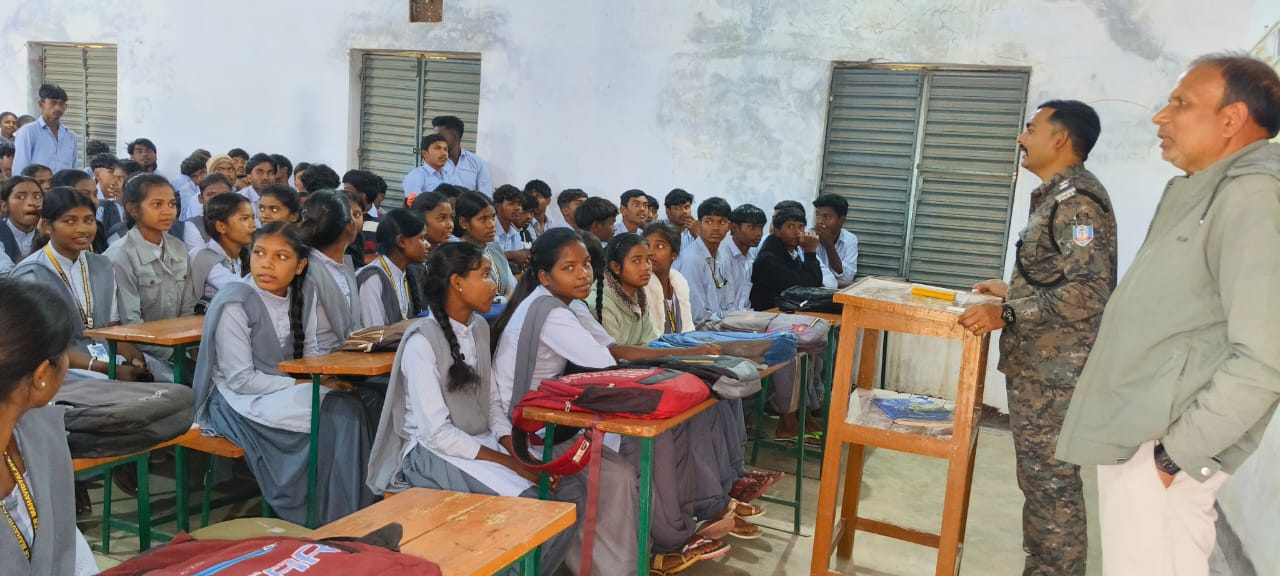 लातेहारः गांधी कॉलेज में पुलिस का जागरूकता अभियान, साइबर क्राइम व ट्रैफिक रूल्स की दी गई जानकारी