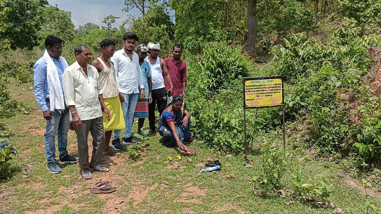 चाईबासाः जिप सदस्य ने चक्रधरपुर के उटुटूवा में किया नाली का शिलान्यास