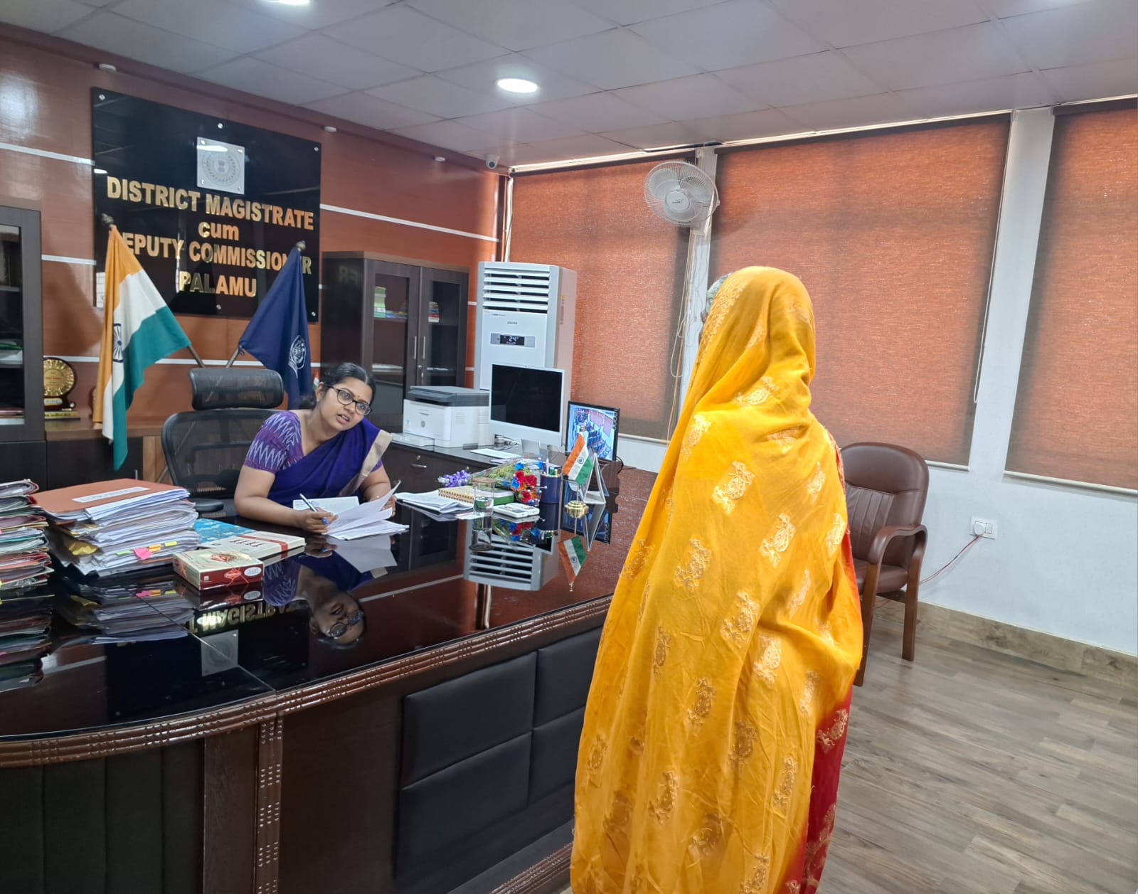 पलामूः डीसी ने जनता दरबार में सुनीं लोगों की समस्याएं