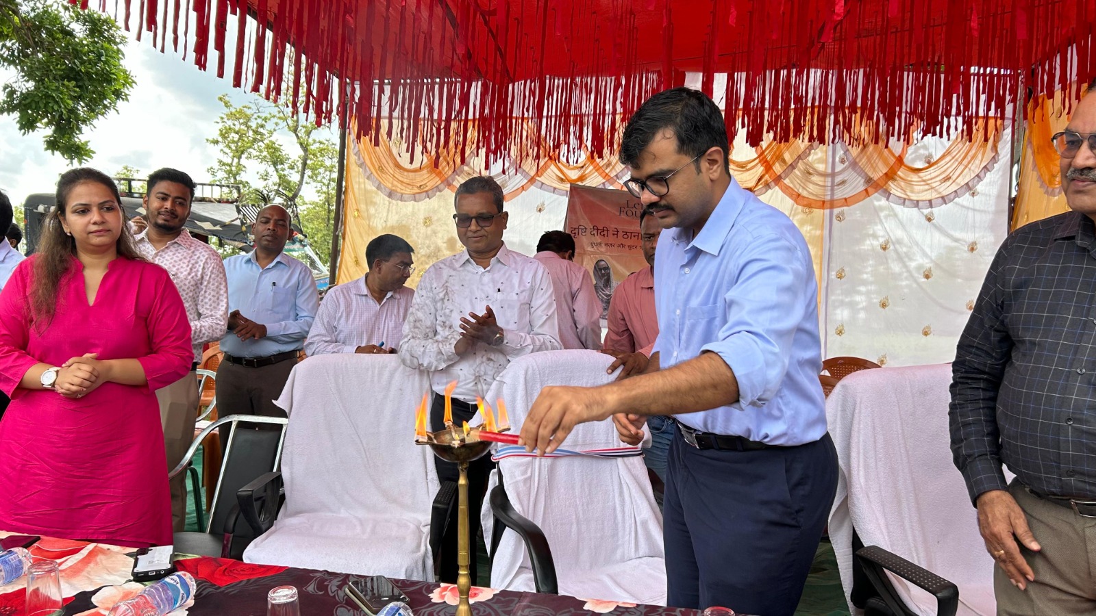 लातेहारः पांडेयपुरा में लगा नेत्र जांच शिविर, डीसी ने किया उद्घाटन