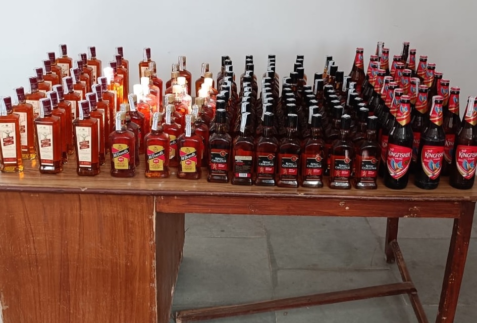 गिरिडीहः मिल्क वैन से दो लाख की अवैध शराब जब्त, दो गिरफ्तार