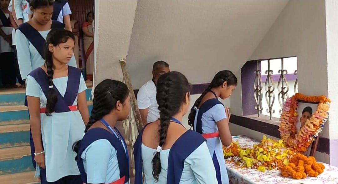 चाईबासाः मनोहरपुर के RTC स्कूल में छात्र सौरभ को दी गई श्रद्धांजलि